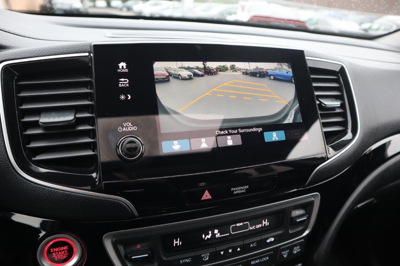 Honda Pilot Touring w/Rear Captain's Chairs AWD 2020