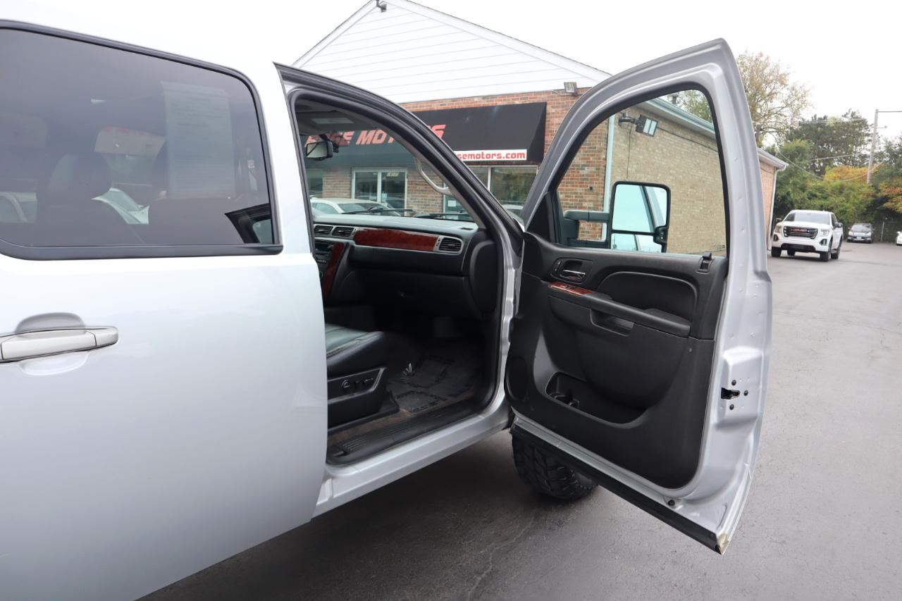 Chevrolet Suburban LT 1500 4WD 2014
