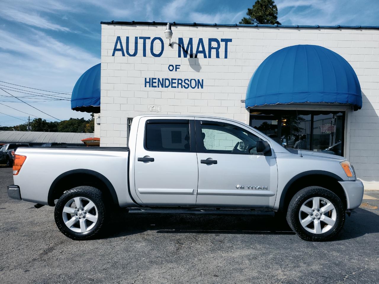 Nissan Titan 4WD Crew Cab SWB SV 2015