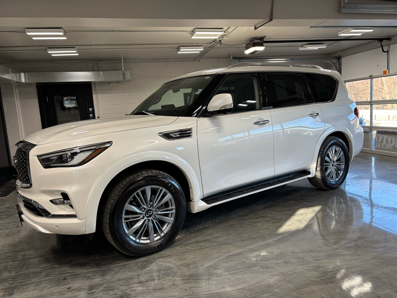 Infiniti QX80 LUXE AWD 2022