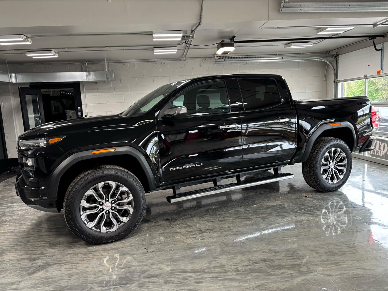 GMC Canyon 4WD Crew Cab Denali 2023