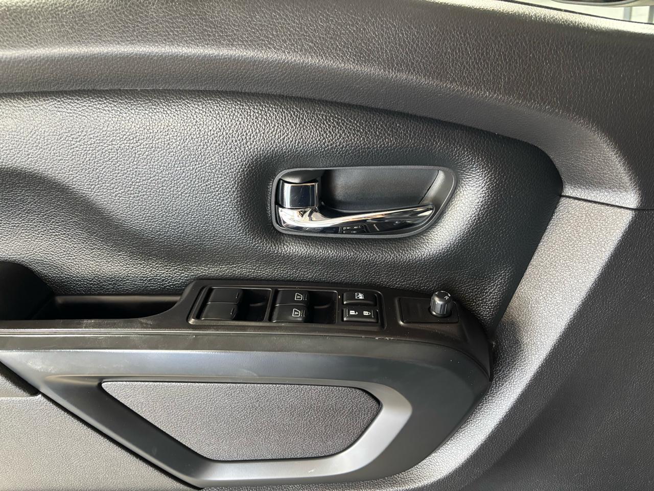 Nissan Titan 4x4 Crew Cab SV 2019