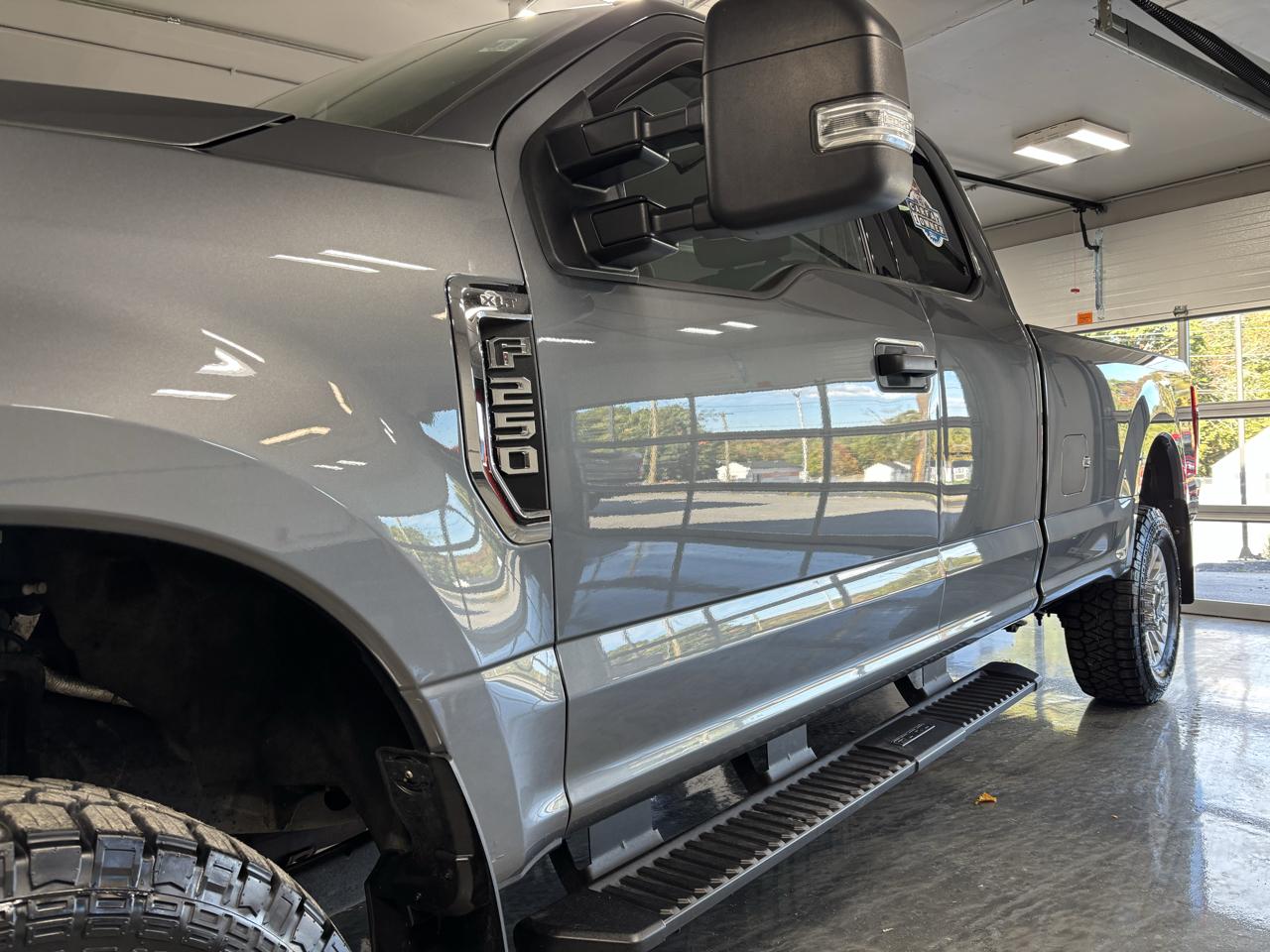 Ford Super Duty F-250 SRW XLT 4WD SuperCab 8' Box 2022