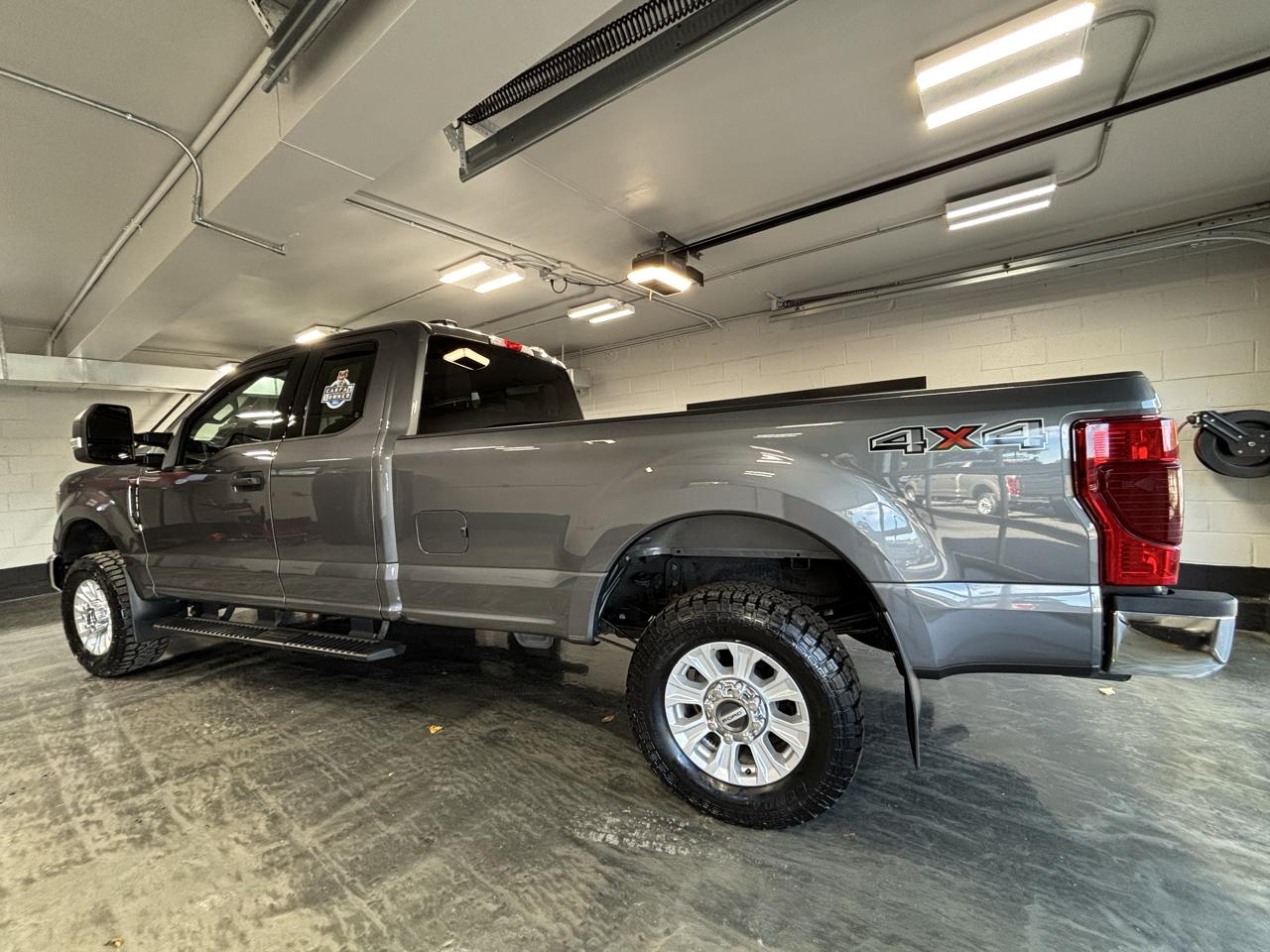Ford Super Duty F-250 SRW XLT 4WD SuperCab 8' Box 2022