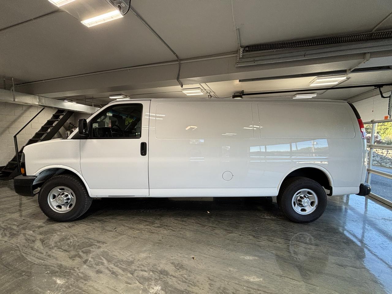 Chevrolet Express Cargo Van RWD 2500 155" 2023