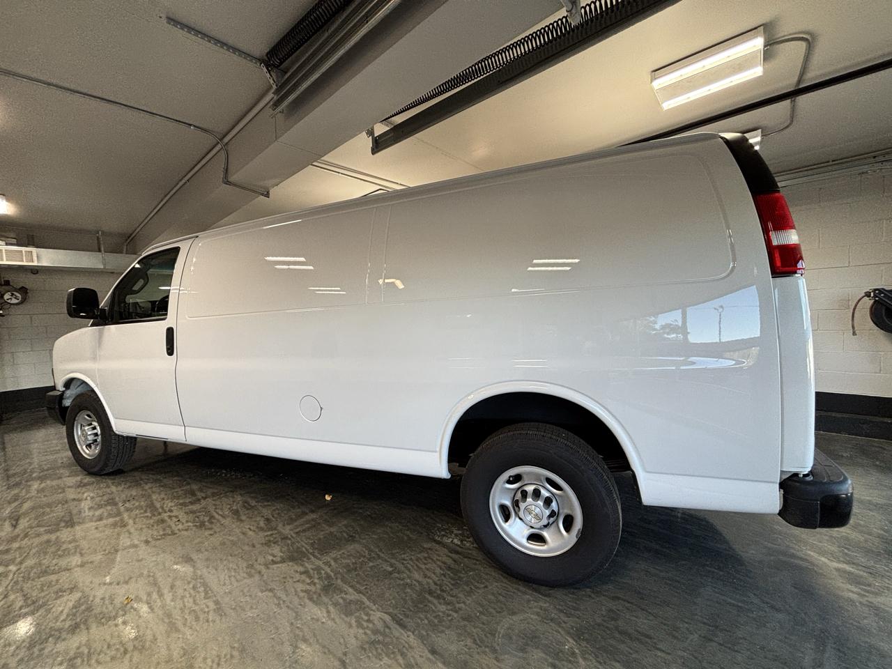 Chevrolet Express Cargo Van RWD 2500 155" 2023