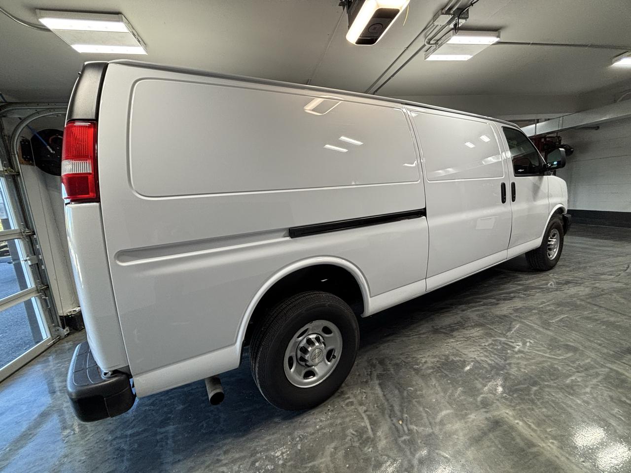 Chevrolet Express Cargo Van RWD 2500 155" 2023