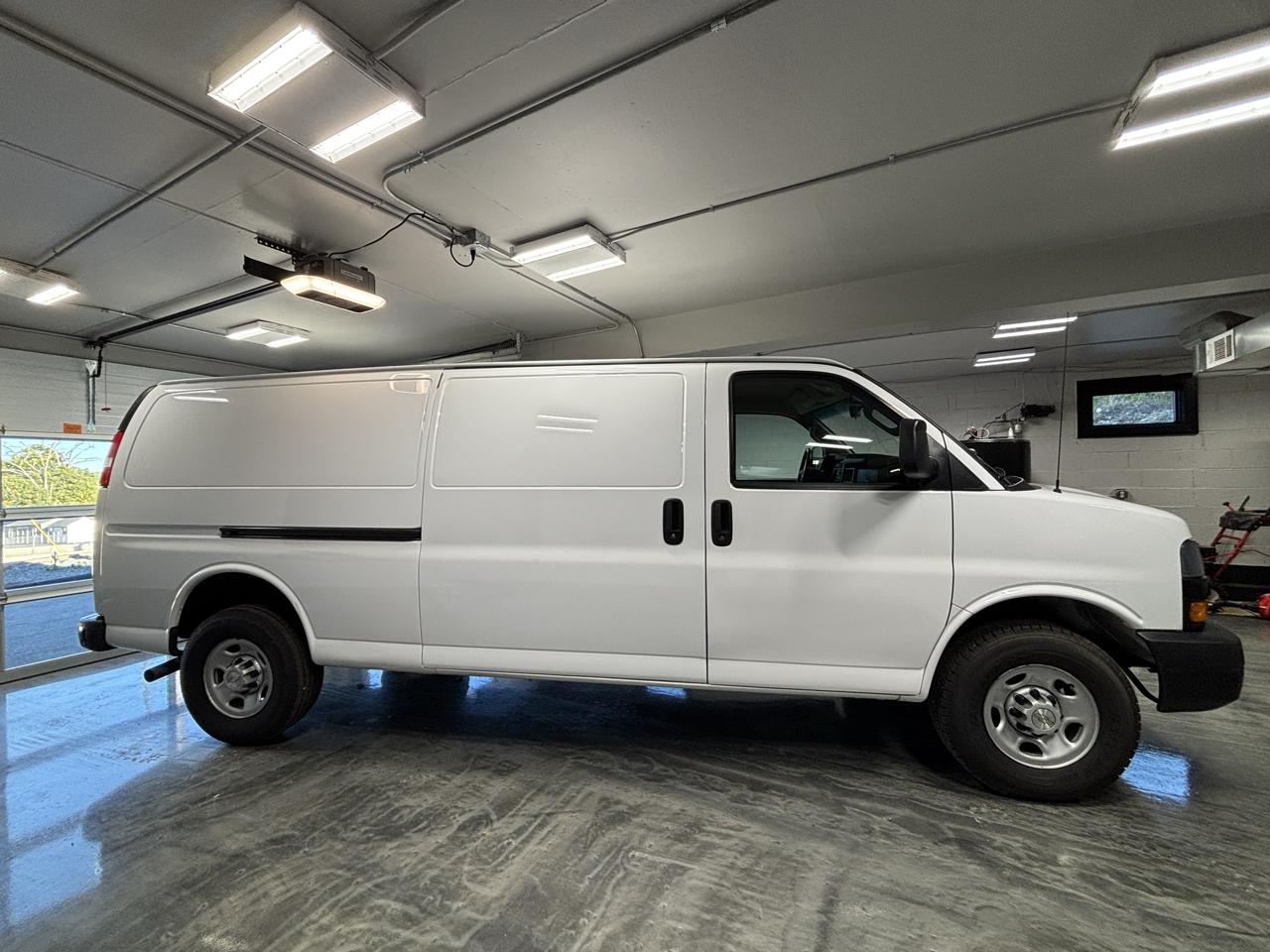 Chevrolet Express Cargo Van RWD 2500 155" 2023