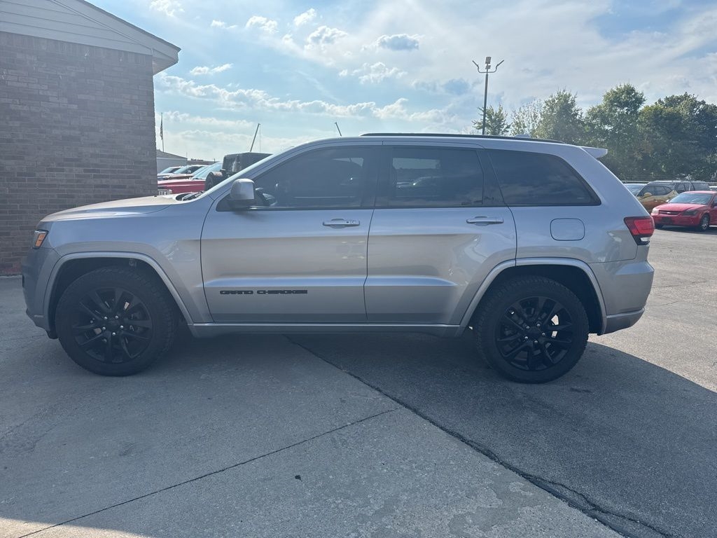 2017 Jeep Grand Cherokee Altitude photo 2