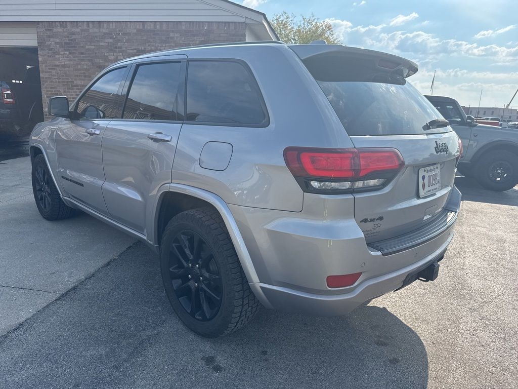 2017 Jeep Grand Cherokee Altitude photo 3