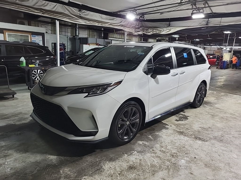 2023 Toyota Sienna XSE photo 3