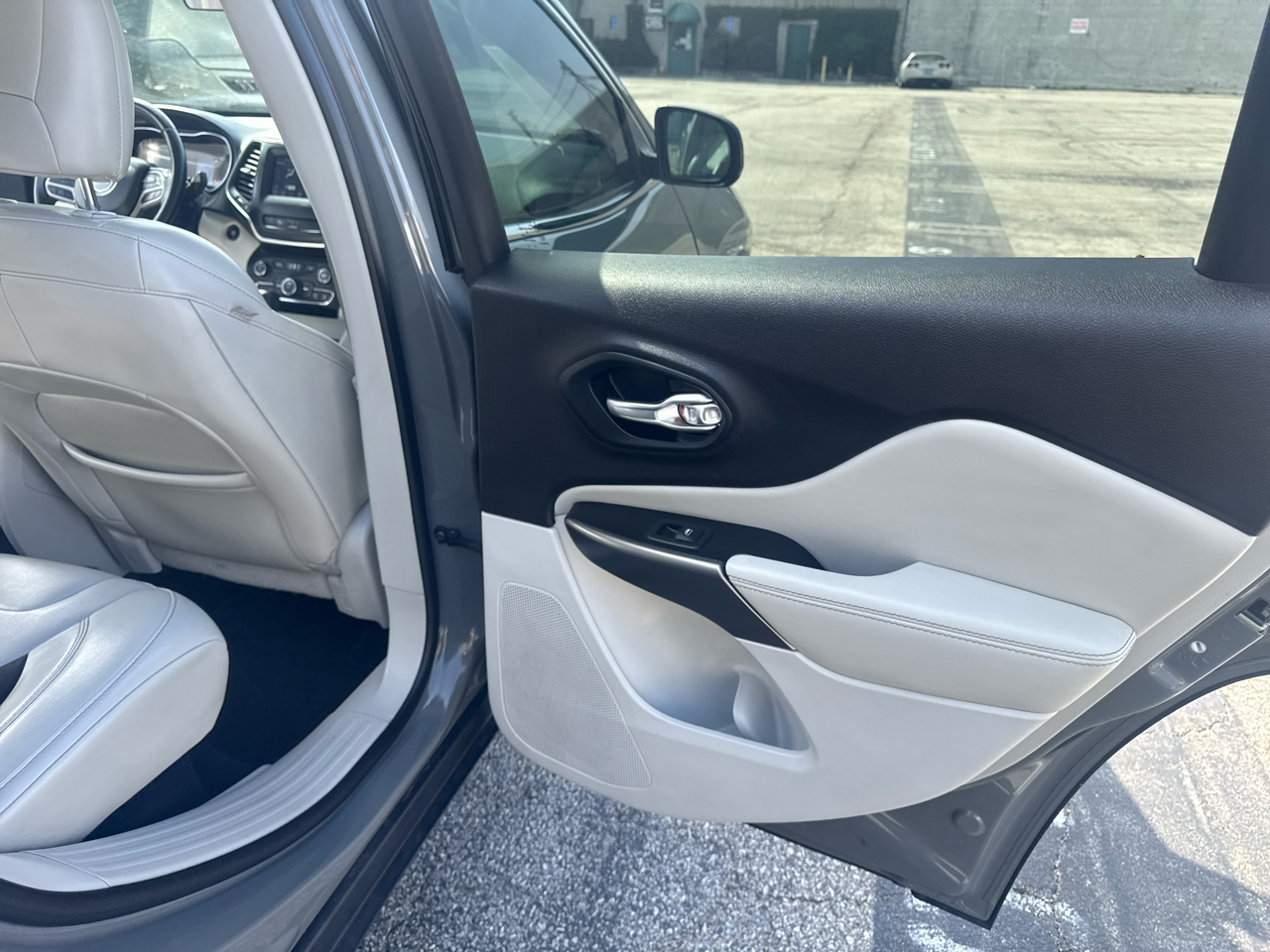 Jeep Cherokee Latitude Plus FWD 2020 Jeep Cherokee Latitude Plus FWD 2020