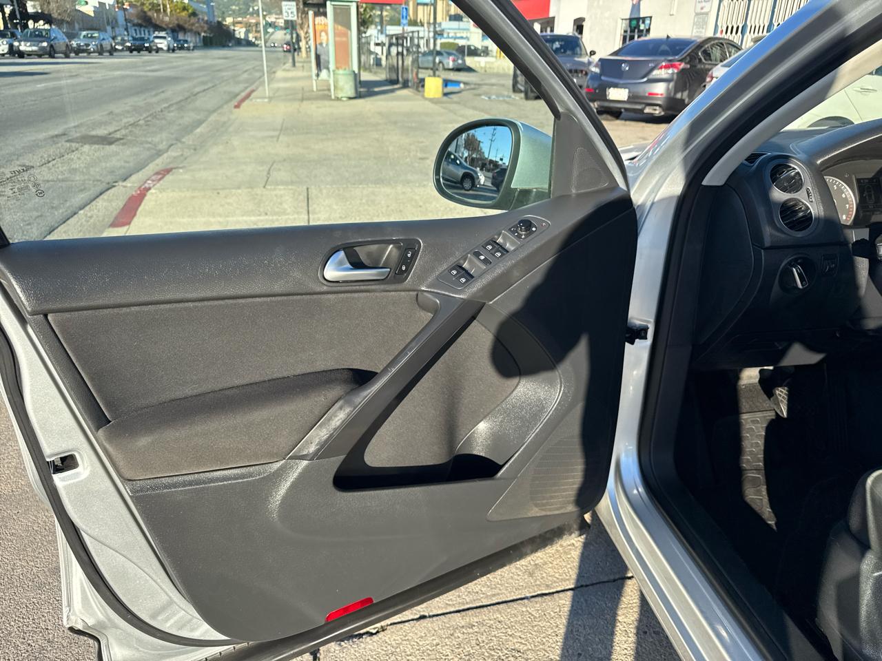 Volkswagen Tiguan 2WD 4dr Auto SE w/Sunroof & Nav 2013