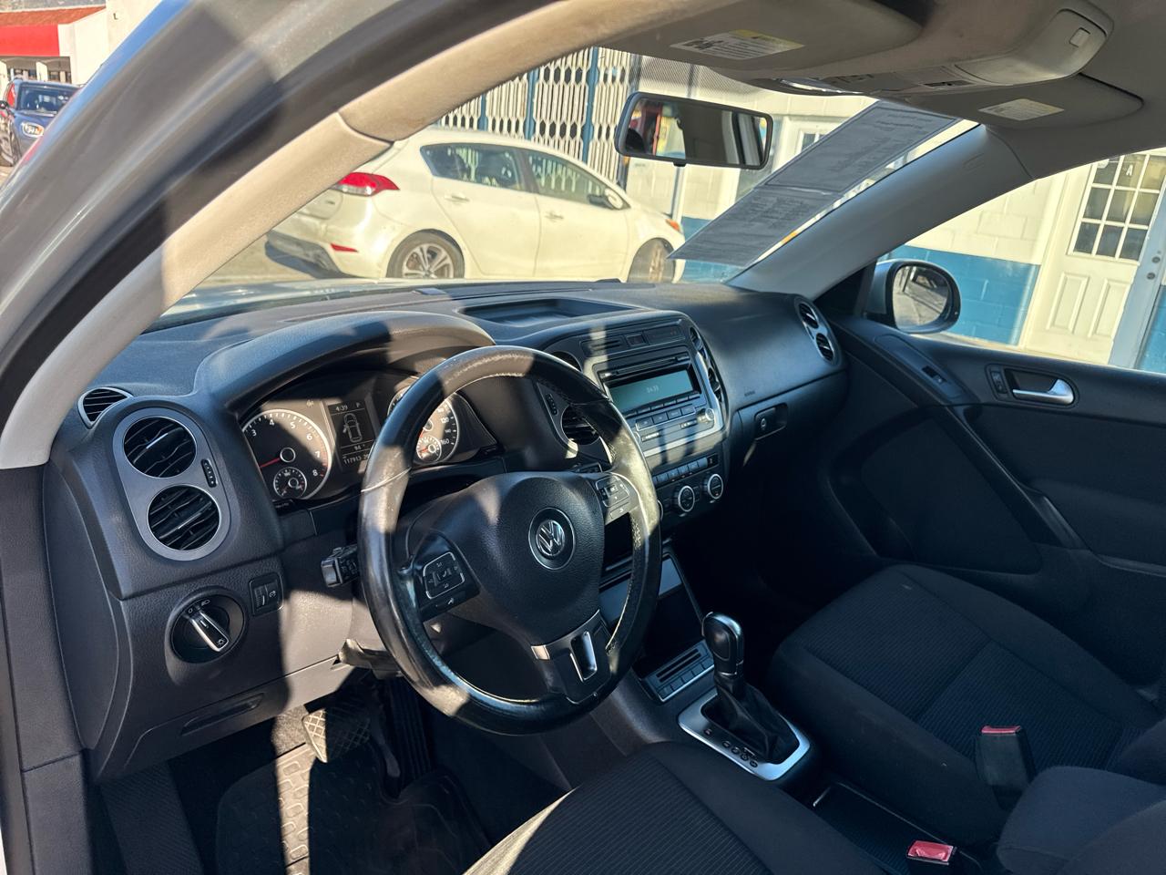 Volkswagen Tiguan 2WD 4dr Auto SE w/Sunroof & Nav 2013