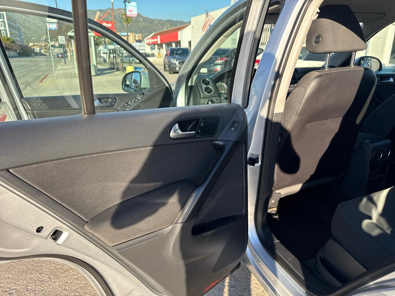 Volkswagen Tiguan 2WD 4dr Auto SE w/Sunroof & Nav 2013