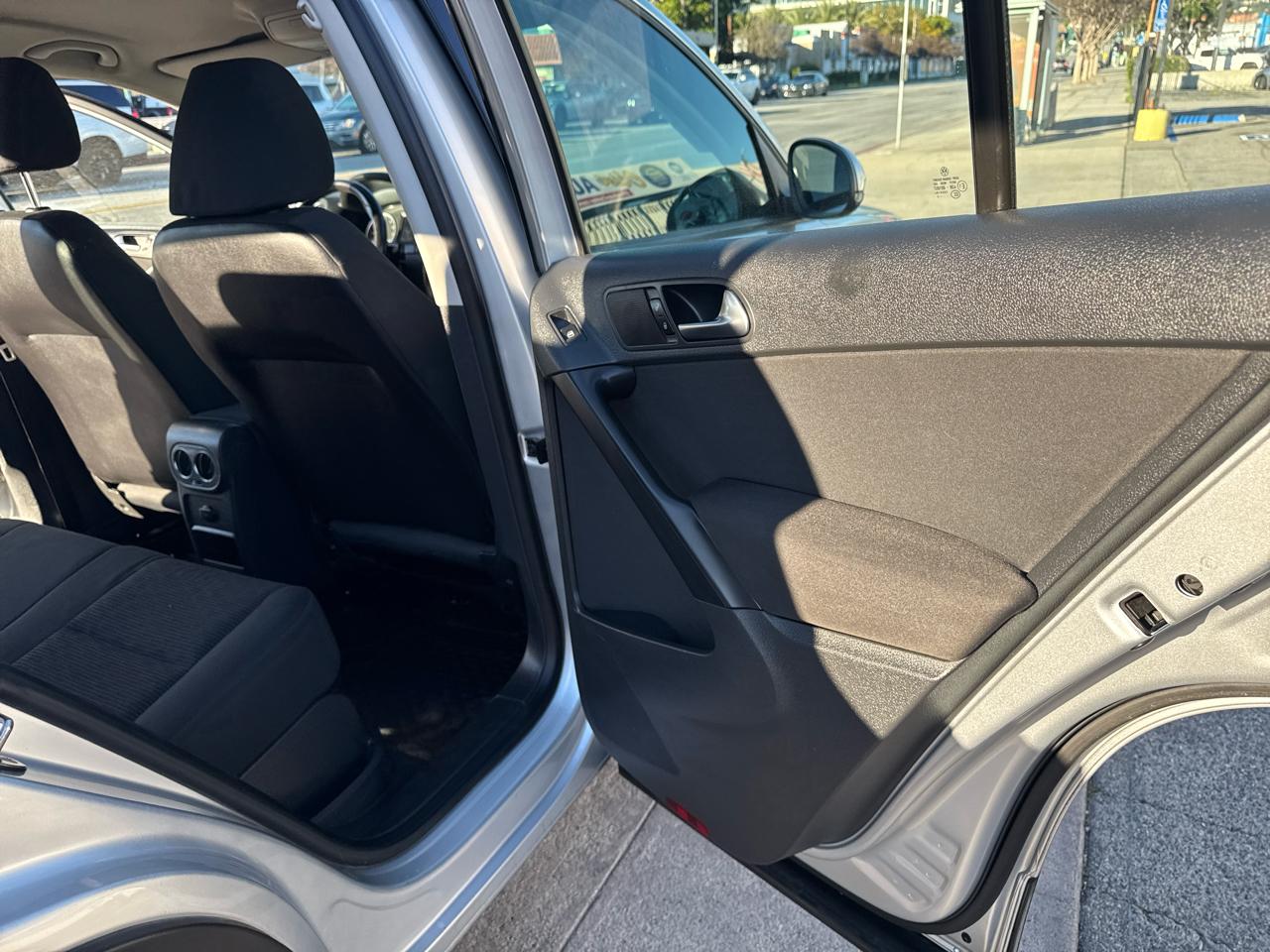 Volkswagen Tiguan 2WD 4dr Auto SE w/Sunroof & Nav 2013