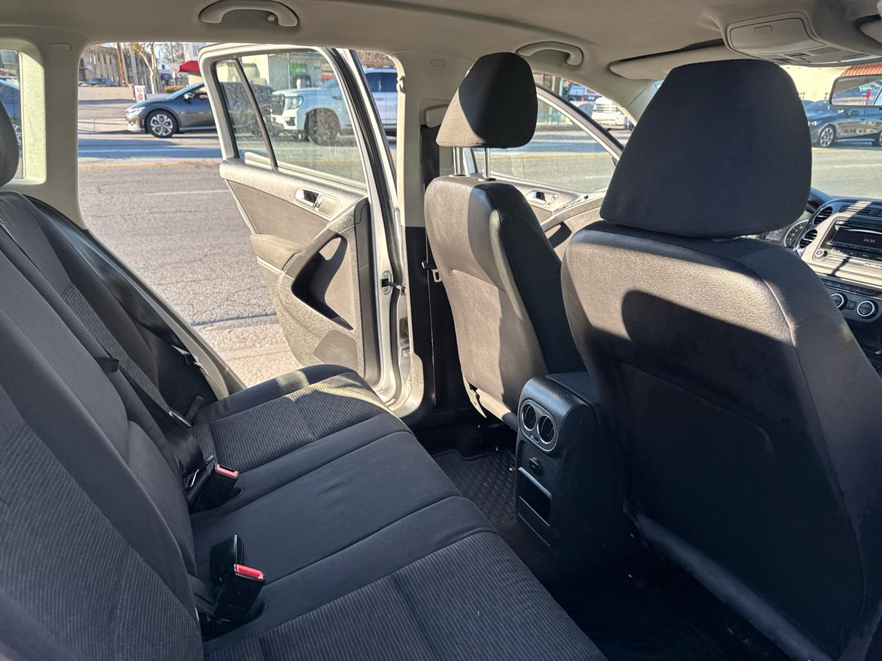 Volkswagen Tiguan 2WD 4dr Auto SE w/Sunroof & Nav 2013