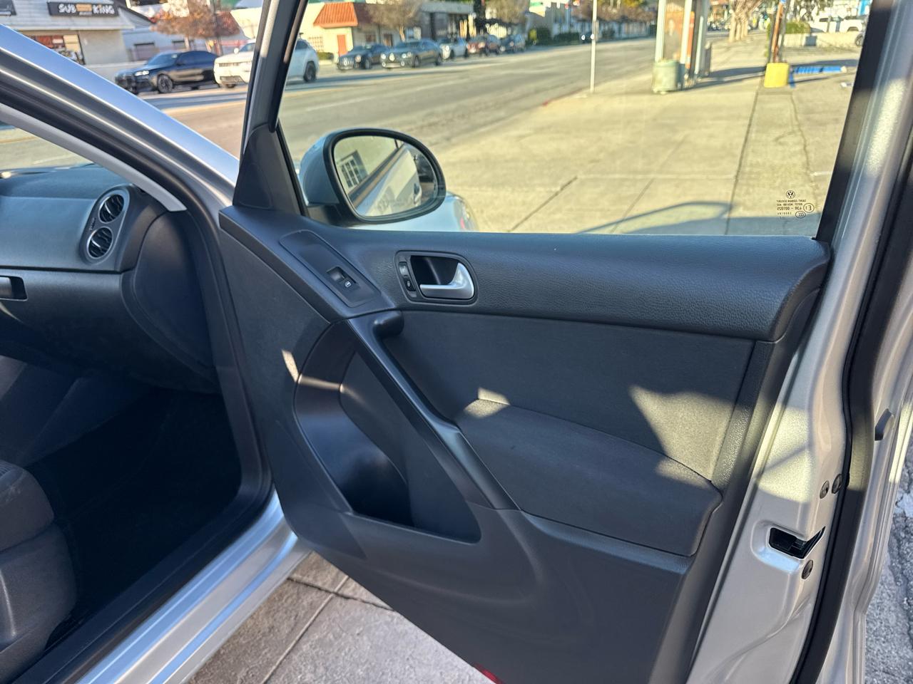 Volkswagen Tiguan 2WD 4dr Auto SE w/Sunroof & Nav 2013