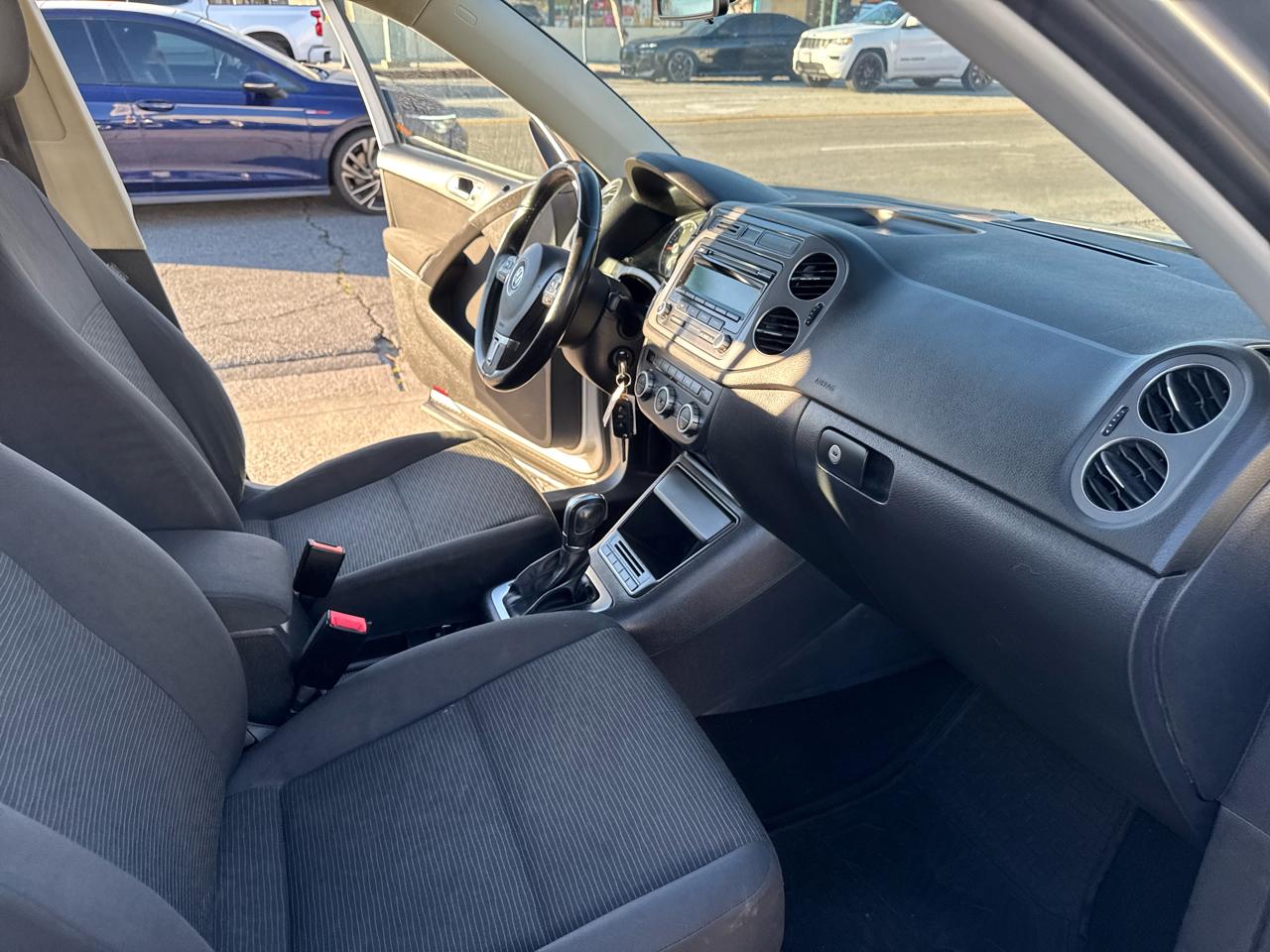 Volkswagen Tiguan 2WD 4dr Auto SE w/Sunroof & Nav 2013