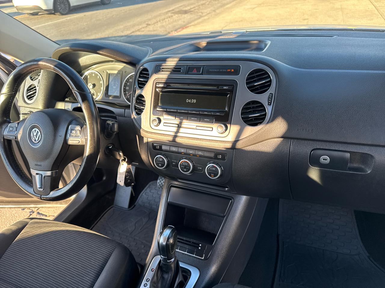 Volkswagen Tiguan 2WD 4dr Auto SE w/Sunroof & Nav 2013