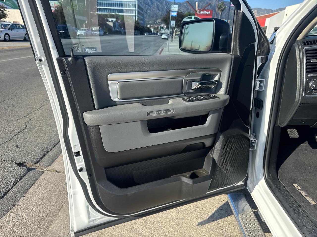 RAM 1500 2WD Crew Cab 140.5" Lone Star 2015
