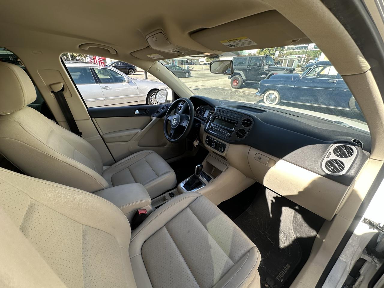 Volkswagen Tiguan 2WD 4dr Auto SE w/Sunroof & Nav 2012