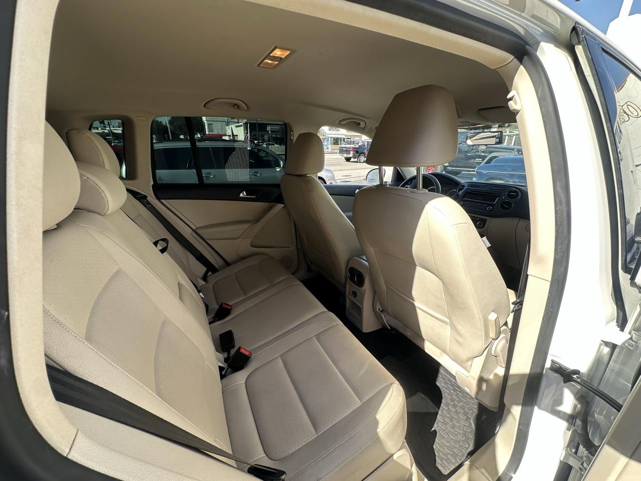 Volkswagen Tiguan 2WD 4dr Auto SE w/Sunroof & Nav 2012
