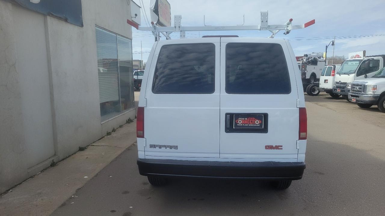 GMC Safari Cargo Van 111.2" WB RWD 2001