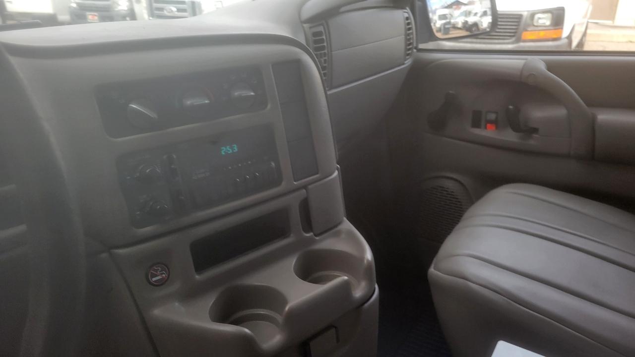 GMC Safari Cargo Van 111.2" WB RWD 2001