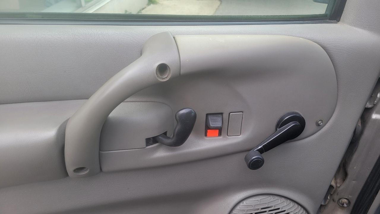 GMC Safari Cargo Van 111.2" WB RWD 2001