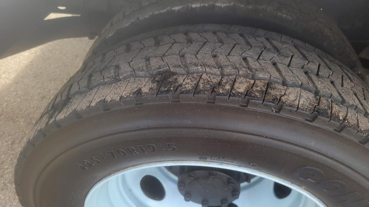 Ford Super Duty F-450 DRW Reg Cab 141" WB 60" CA XLT 2006