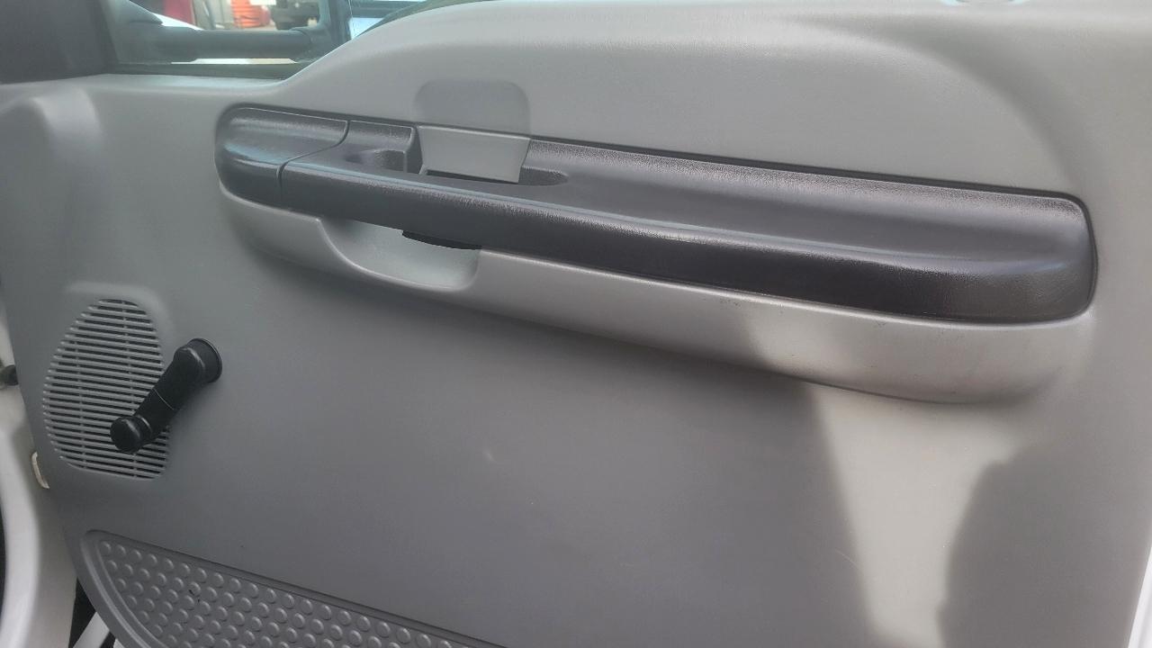 Ford Super Duty F-450 DRW Reg Cab 141" WB 60" CA XLT 2006