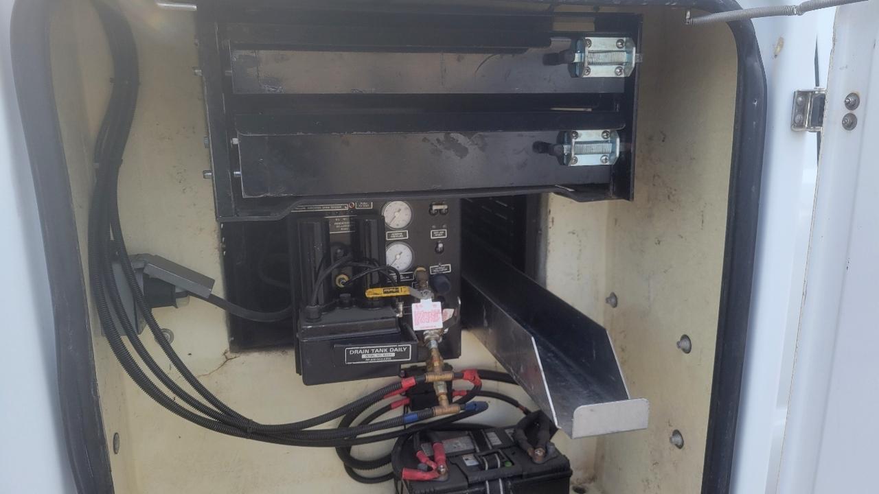 Ford Super Duty F-450 DRW Reg Cab 141" WB 60" CA XLT 2006