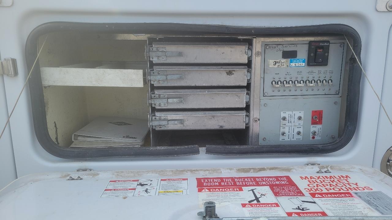 Ford Super Duty F-450 DRW Reg Cab 141" WB 60" CA XLT 2006