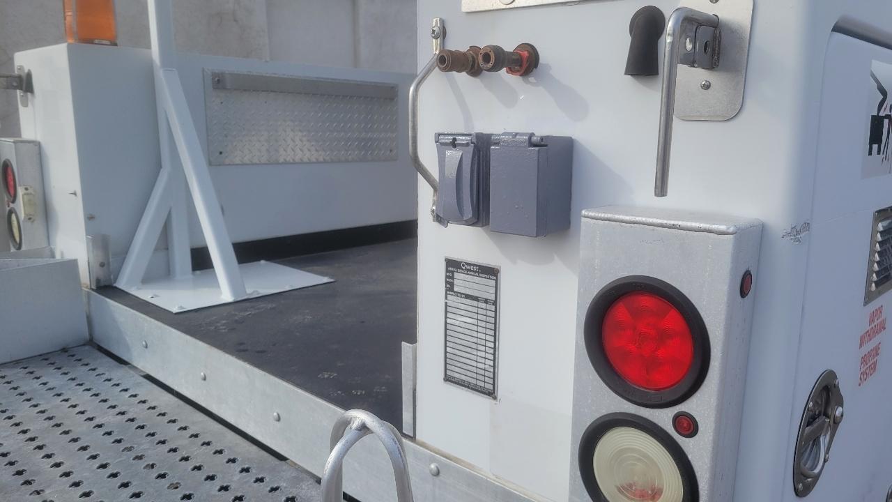 Ford Super Duty F-450 DRW Reg Cab 141" WB 60" CA XLT 2006