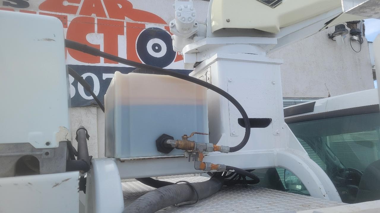 Ford Super Duty F-450 DRW Reg Cab 141" WB 60" CA XLT 2006