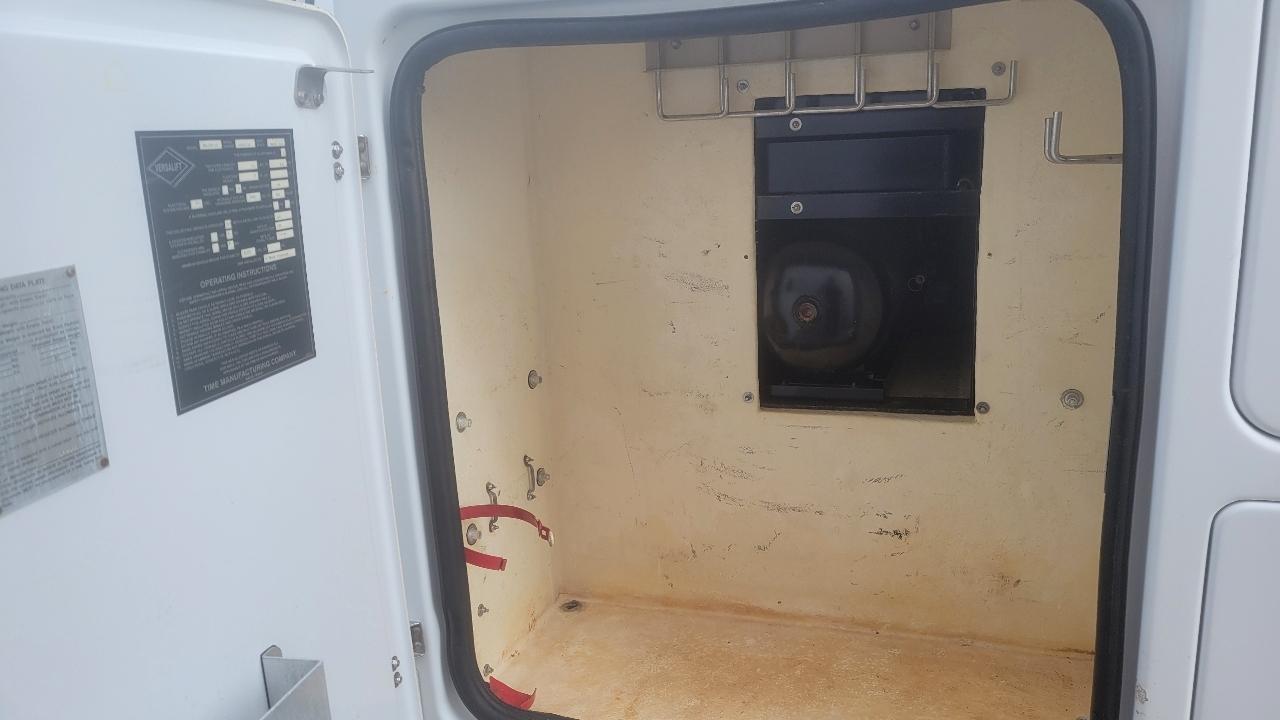 Ford Super Duty F-450 DRW Reg Cab 141" WB 60" CA XLT 2006