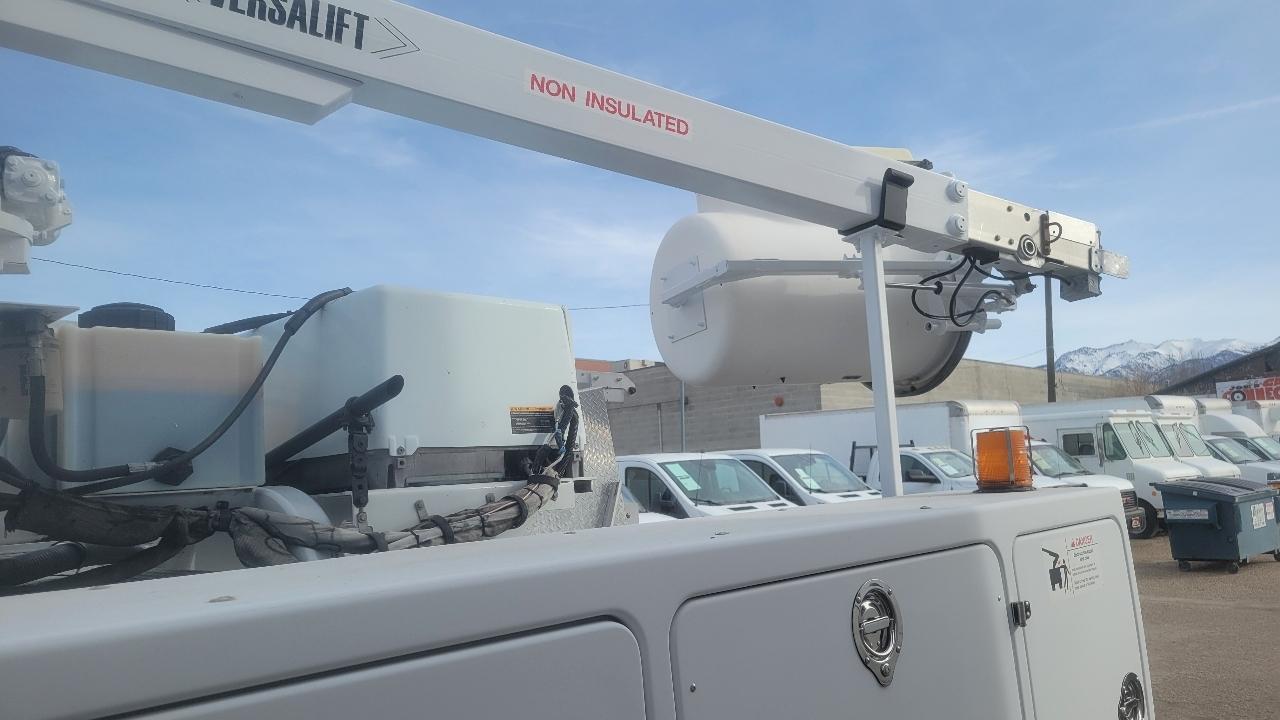 Ford Super Duty F-450 DRW Reg Cab 141" WB 60" CA XLT 2006