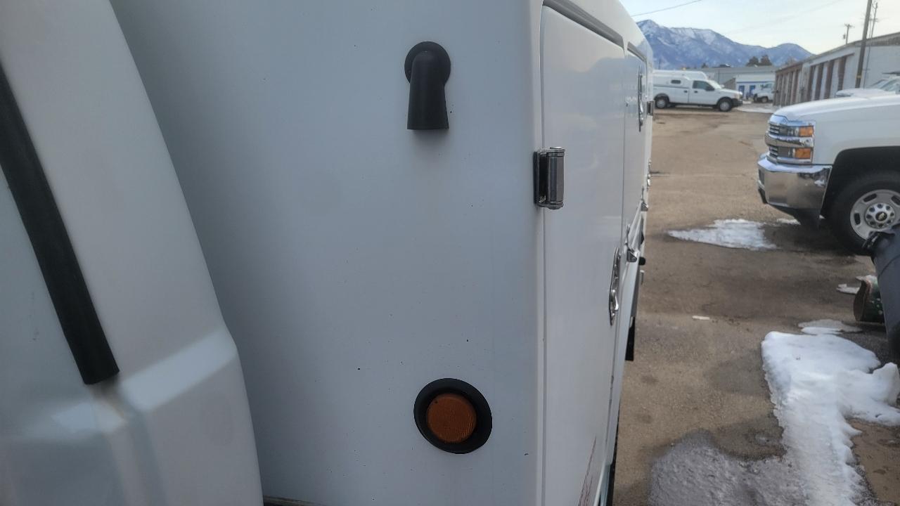 Ford Super Duty F-450 DRW Reg Cab 141" WB 60" CA XLT 2006