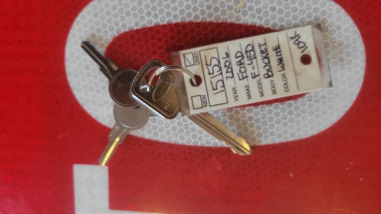 Ford Super Duty F-450 DRW Reg Cab 141" WB 60" CA XLT 2006