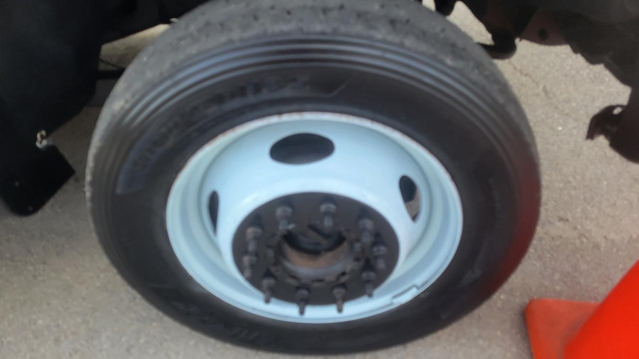 Ford Super Duty F-550 DRW 2WD Crew Cab 176" WB 60" CA XL 2011