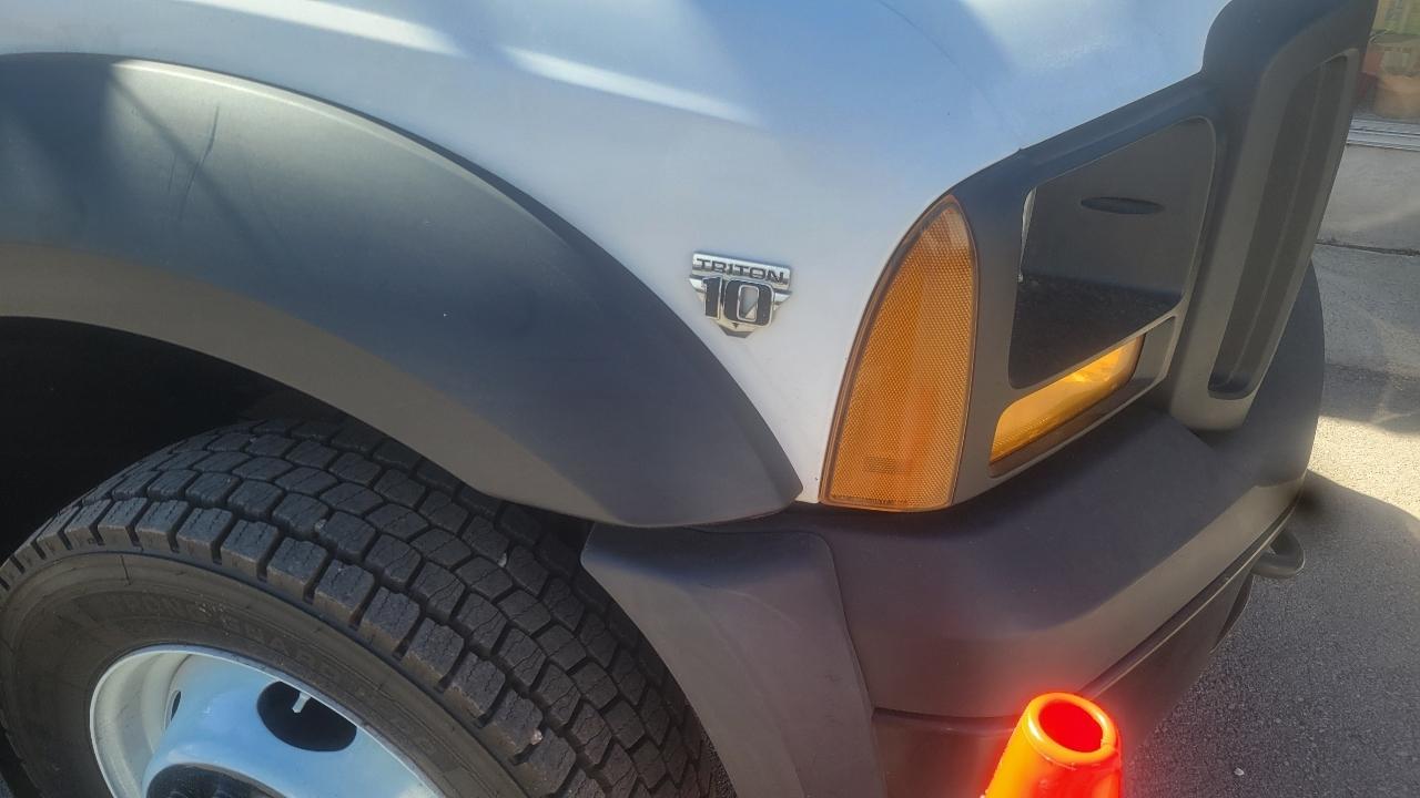 Ford Super Duty F-450 DRW Reg Cab 141" WB 60" CA XLT 2006