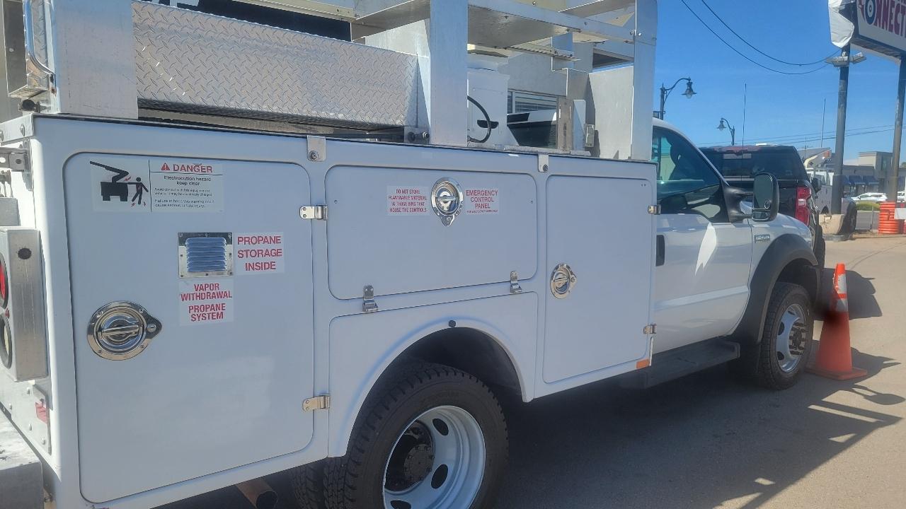 Ford Super Duty F-450 DRW Reg Cab 141" WB 60" CA XLT 2006