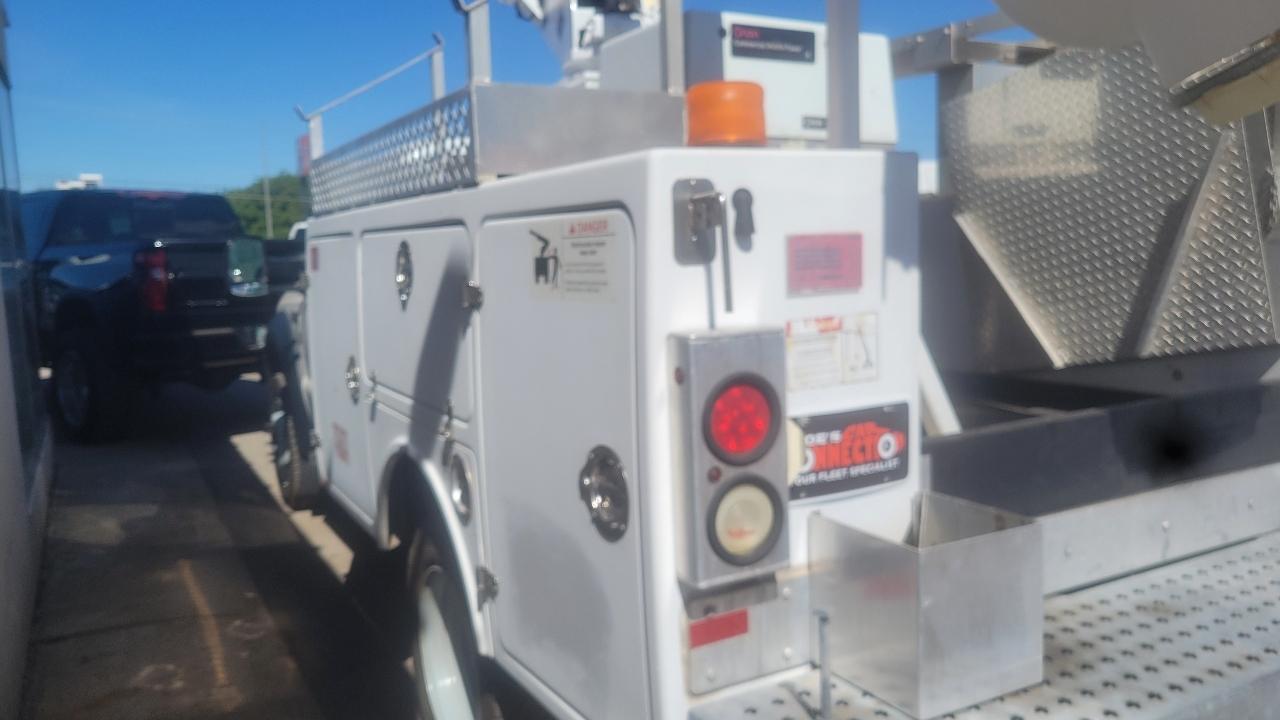 Ford Super Duty F-450 DRW Reg Cab 141" WB 60" CA XLT 2006