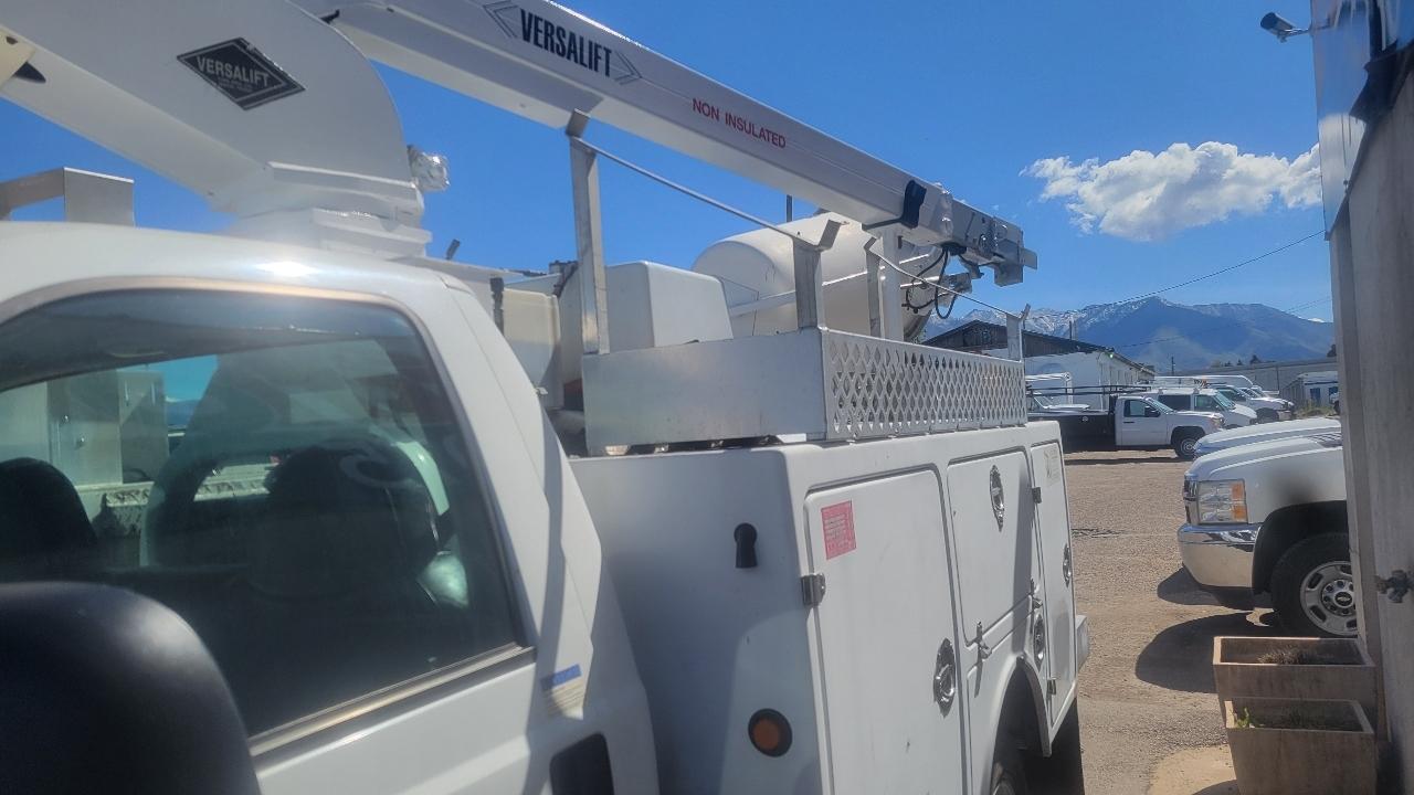 Ford Super Duty F-450 DRW Reg Cab 141" WB 60" CA XLT 2006