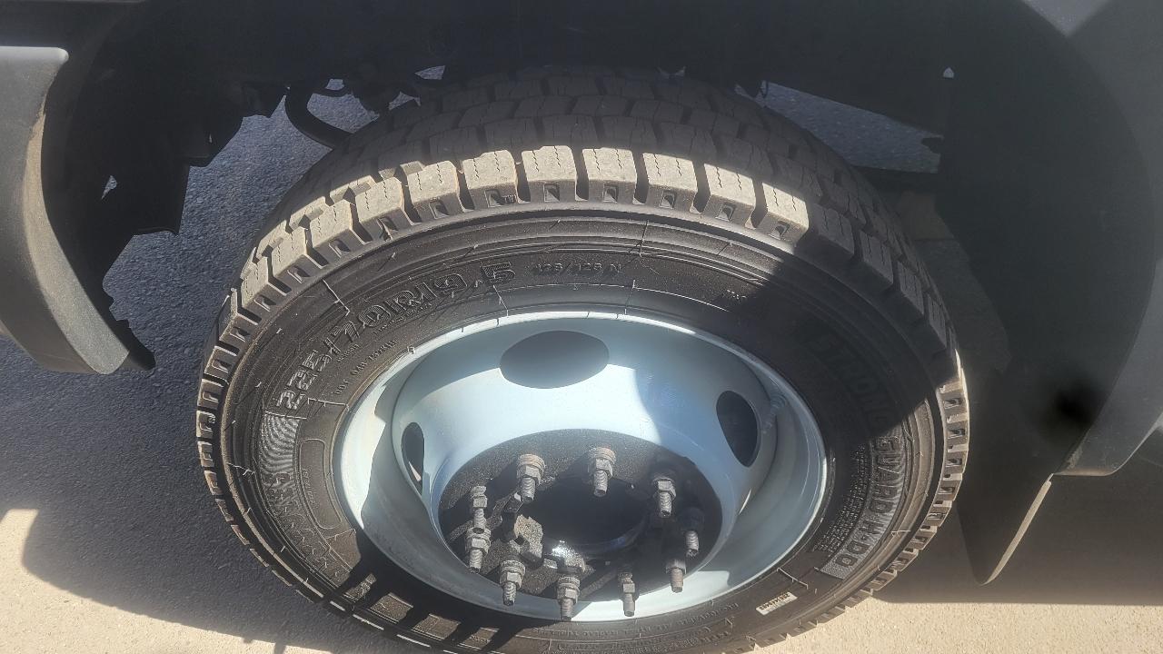 Ford Super Duty F-450 DRW Reg Cab 141" WB 60" CA XLT 2006