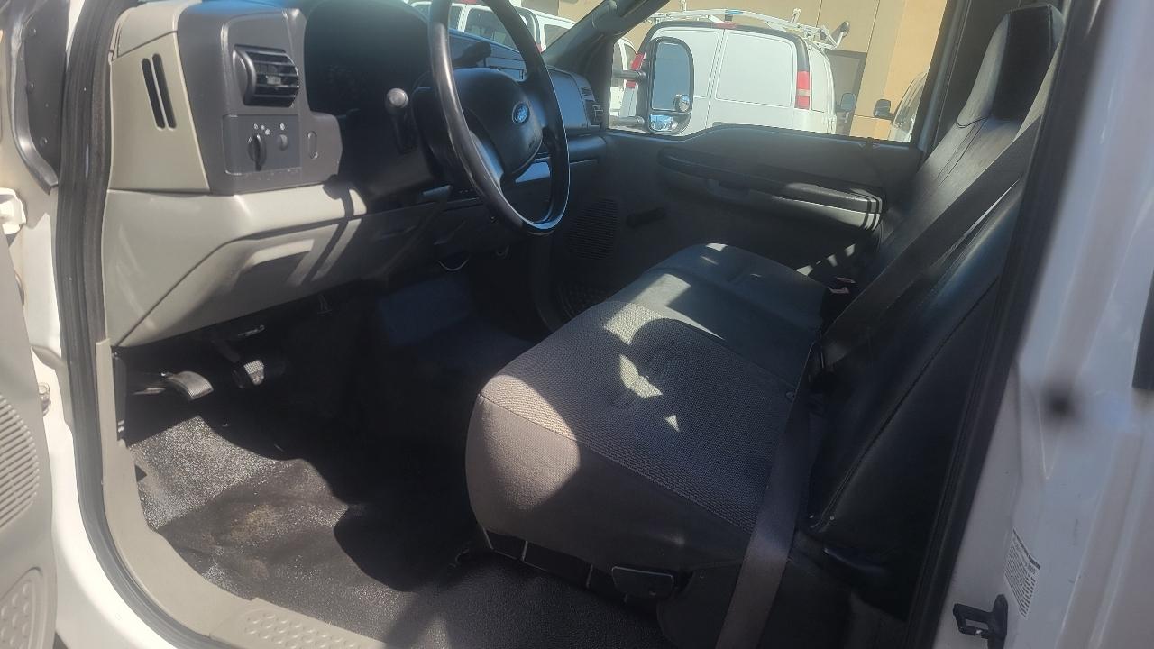 Ford Super Duty F-450 DRW Reg Cab 141" WB 60" CA XLT 2006