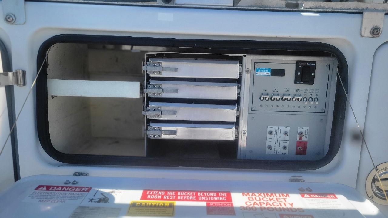 Ford Super Duty F-450 DRW Reg Cab 141" WB 60" CA XLT 2006