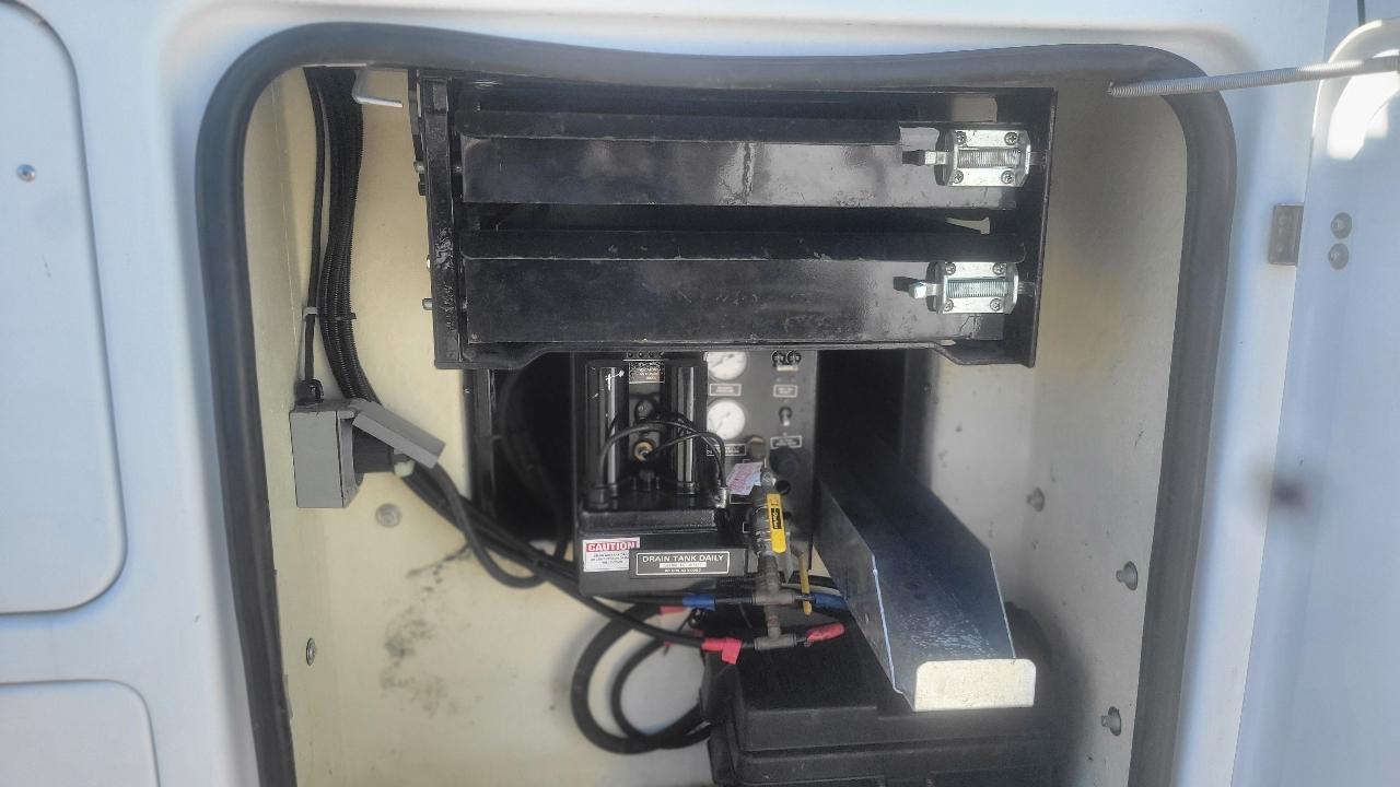 Ford Super Duty F-450 DRW Reg Cab 141" WB 60" CA XLT 2006