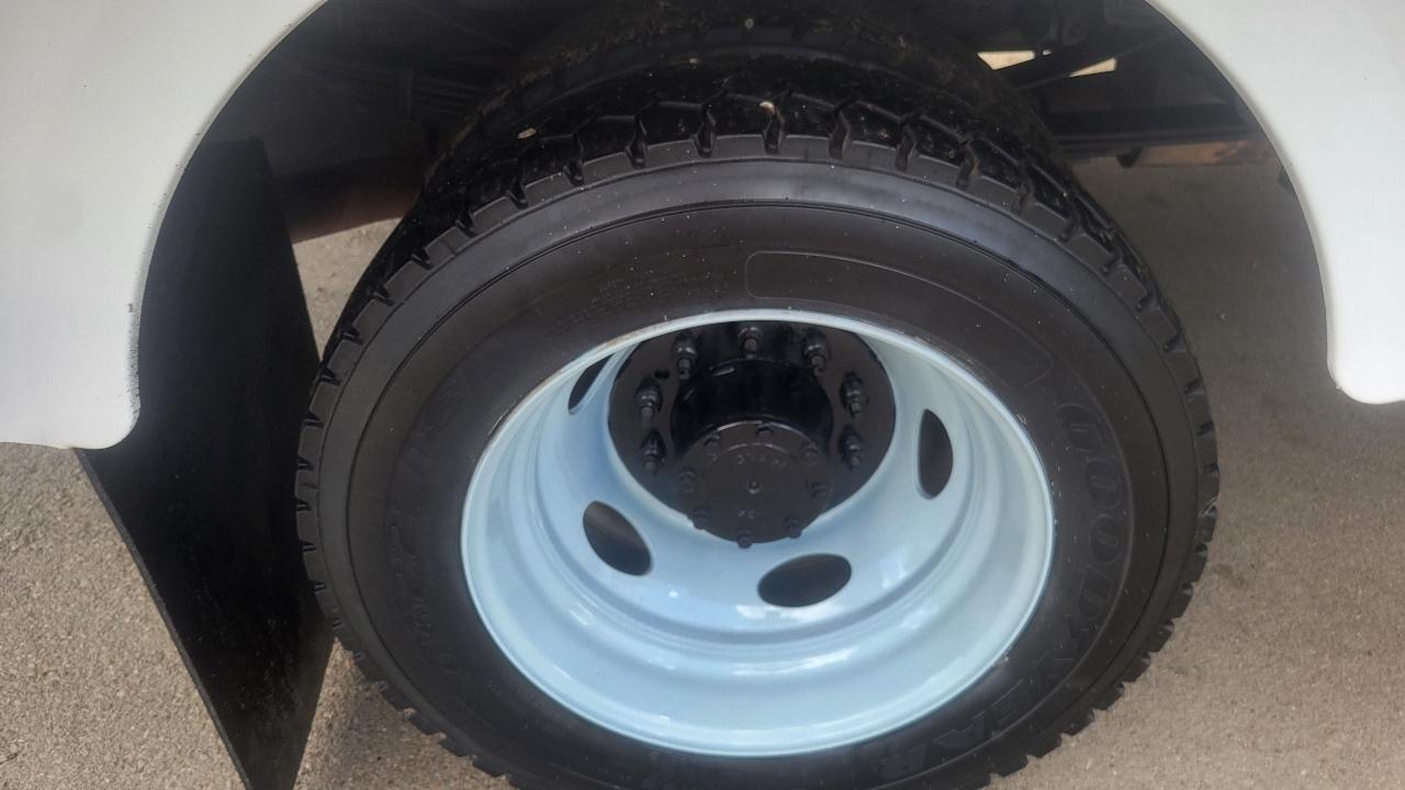 Ford Super Duty F-550 DRW 4WD SuperCab 186" WB 84" CA XLT 2016